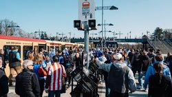 Fußballfans am Berliner S-Bahnhof Olympiastadion