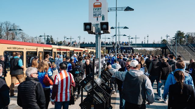 Fußballfans am Berliner S-Bahnhof Olympiastadion