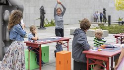 Kinde sitzen an Tischen an der Nationalgalerie