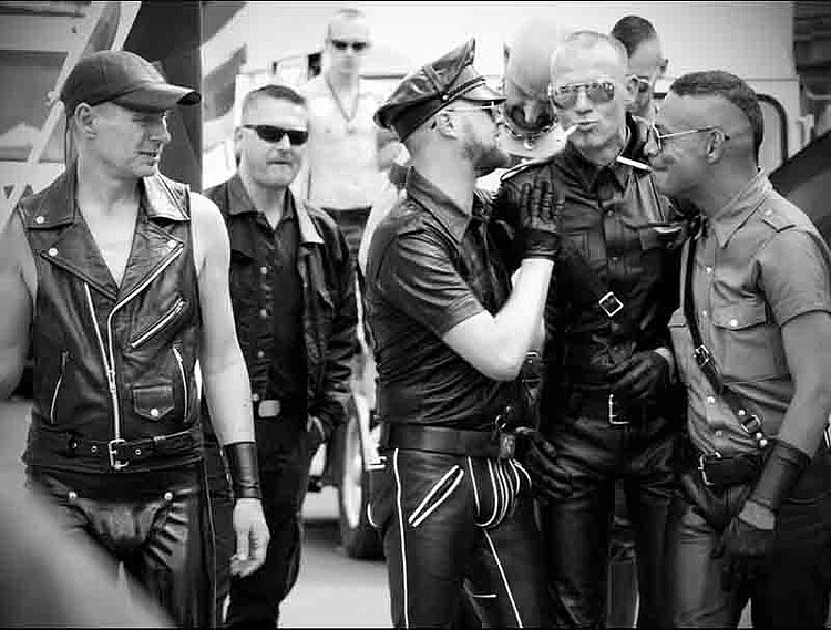 Gruppe von schwulen Lederboys mit Sonnenbrille