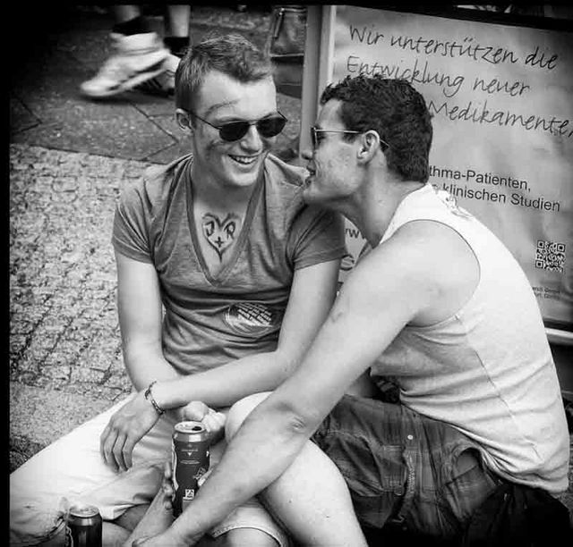 Schwule Männer küssen sich