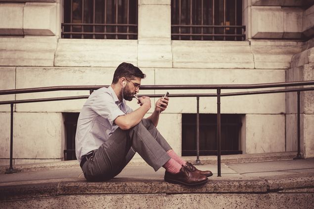 Das Smartphone liefert Orientierung und Zerstreuung.