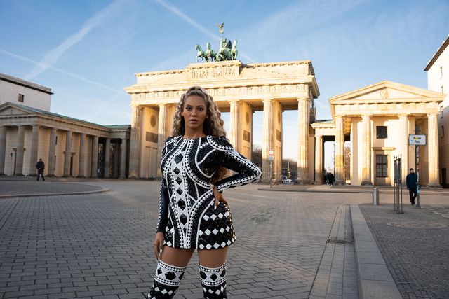 Wachsfigur von Beyoncé vor dem Brandenburger Tor