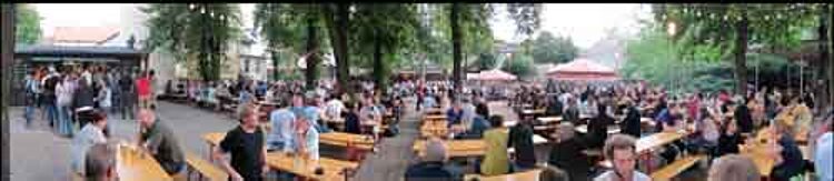 Pratergarten im Sommer, alle Bänke sind besetzt