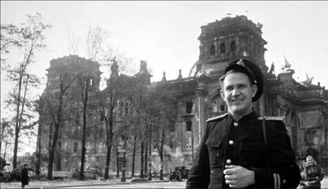 Abb.4 Jewgeni Chaldej vor dem Reichstag, 1945